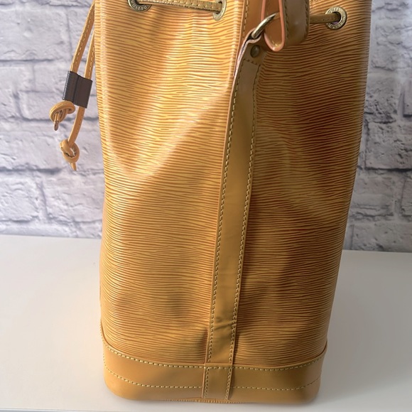 TRENDING Maxi Bags: Louis Vuitton Shoulder Bag Noe Yellow Epi - Picture 7 of 11